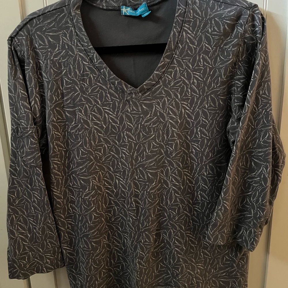 fresh produce Grey and White Leaf-Print V-Neck Fem-Logo Top XXL - Picture 2 of 4